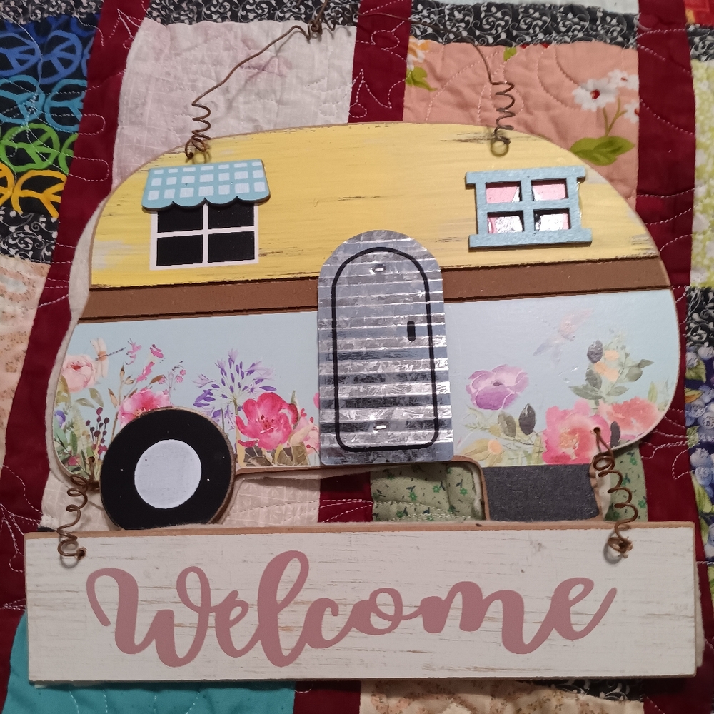 WELCOME SIGN WITH HOME ON WHEELS AND METAL SILVER NEW